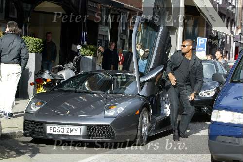 Amsterdam 27 maart 2004
Winston Bogarde met Lambourgini op PC Hooftstraat
