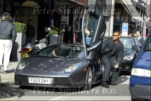 Amsterdam 27 maart 2004
Winston Bogarde met Lambourgini op PC Hooftstraat