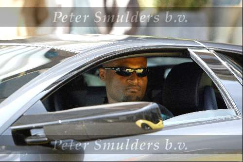 Amsterdam 27 maart 2004
Winston Bogarde met Lambourgini op PC Hooftstraat