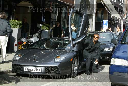 Amsterdam 27 maart 2004
Winston Bogarde met Lambourgini op PC Hooftstraat