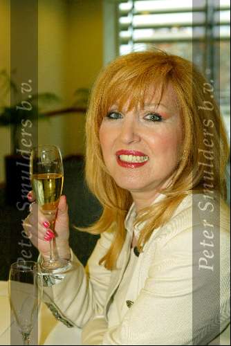 Amsterdam 14 maart 2004
Modeshow Paul Schulten in het Okura hotel.
Yvonne Keeley met een glaasje champagne