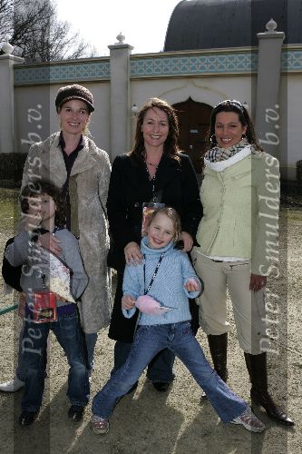 Kaatsheuvel  20 maart 2005
10 jaar princess in de efteling.
Patty Somer met zoon en dochter en Angela Groothuizen en Esther Oosterbeek
