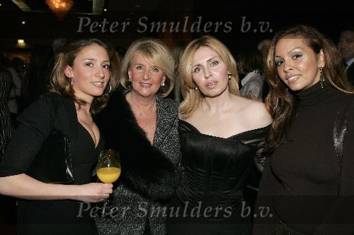 Amsterdam 12 maart 2005
Modeshow Mart Visser in het hilton.  
Annita v d Hoeven met dochter en Kitty Leeser