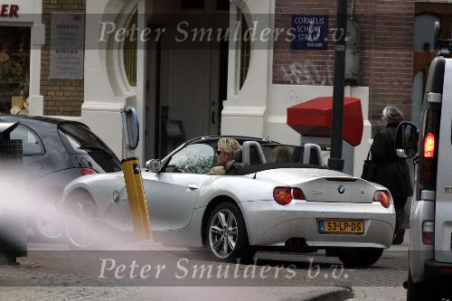 Amsterdam 24 maart 2005
Tooske Breugem en Bastiaan Ragas hand inBMW Cabrio  cornelis schuytstraat