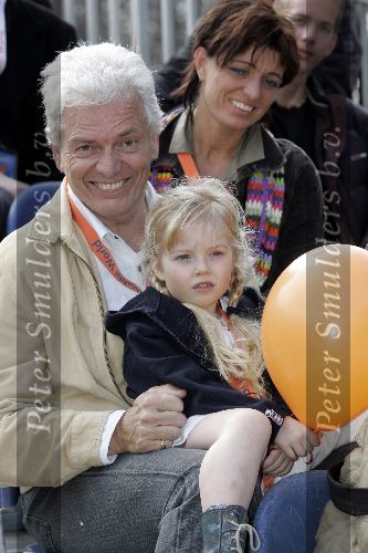 Biddingshuizen 25 maart 2005
opening Walibi World.
Ben Cramer met kleindochter