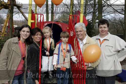 Biddinghuizen 25 januari 2005
Opening Walibi World.
Ben Cramer met kinderen en kleinkinderen