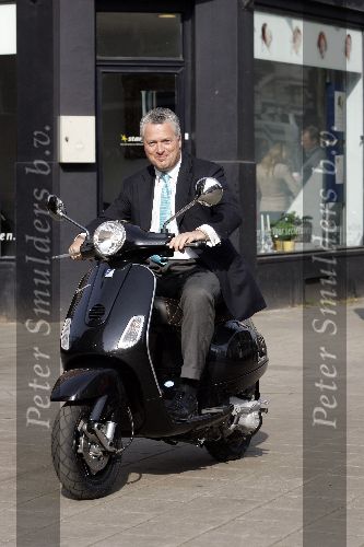 Amsterdam 24 maart 2005
Bram Moszkowicz op nieuwe Vespa scooter.