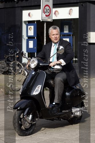 Amsterdam 24 maart 2005
Bram Moszkowicz op nieuwe Vespa scooter.