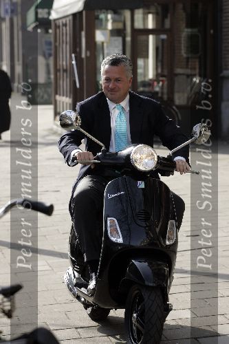 Amsterdam 24 maart 2005
Bram Moszkowicz op nieuwe Vespa scooter.