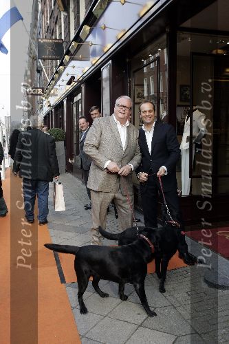 Amsterdam 26 maart 2005
Bn ers verkopen bij Oger voor Orange Babies. 
Guus Verstraete en Carlo Boszhard met honden