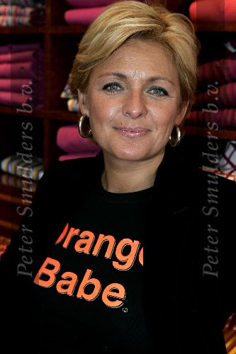 Amsterdam 26 maart 2005
Bn ers verkopen bij Oger voor Orange Babies. 
Caroline Tensen