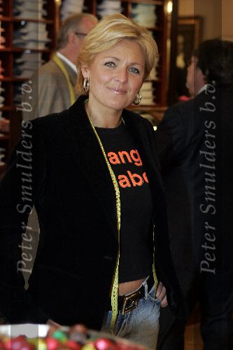 Amsterdam 26 maart 2005
Bn ers verkopen bij Oger voor Orange Babies. 
Caroline Tensen