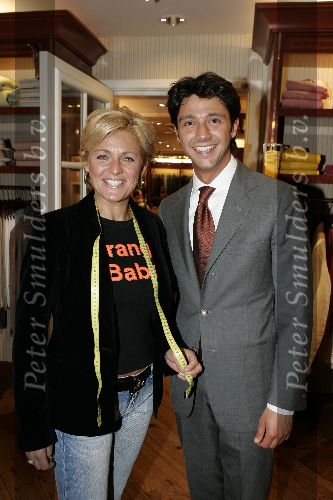 Amsterdam 26 maart 2005
Bn ers verkopen bij Oger voor Orange Babies. 
Caroline Tensen en Sander Lusink