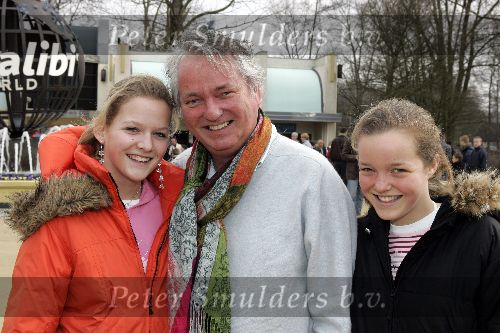 Biddingshuizen 25 maart 2005
opening Walibi World.
Dick Beyer met dochters.