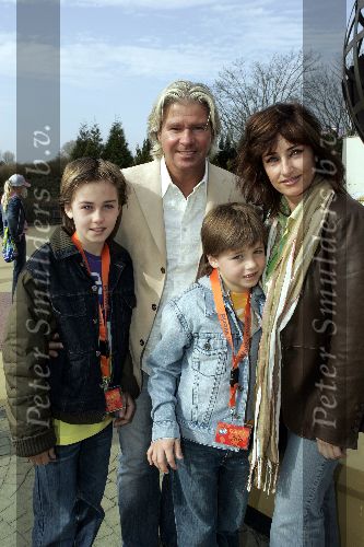 Biddingshuizen 25 maart 2005
opening Walibi World.
Dries Roelvink met vrouw en kinderen
