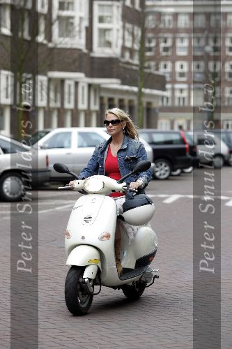 Amsterdam 24 maart 2005
Ellemieke Vermolen op vespa scooter