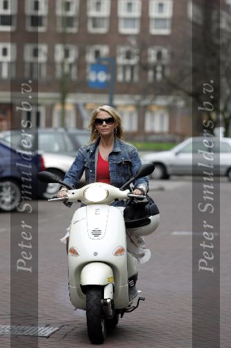 Amsterdam 24 maart 2005
Ellemieke Vermolen op vespa scooter