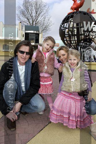 Biddingshuizen 25 maart 2005
opening Walibi World.
Erik de Zwart met vrouw en dochters