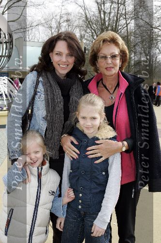 Biddingshuizen 25 maart 2005
opening Walibi World.
Esther Duller met moeder en kinderen