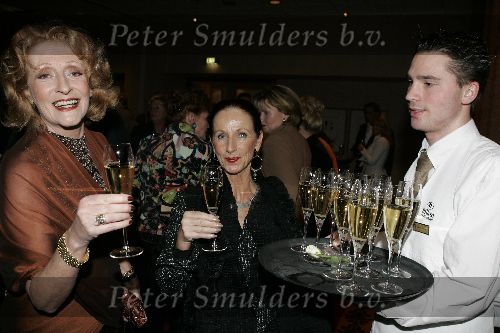 Amsterdam 12 maart 2005
Modeshow Mart Visser in het hilton.  
 Gerrie v d Klei met champagne