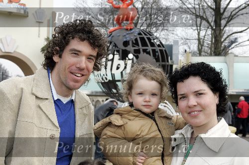 Biddingshuizen 25 maart 2005
opening Walibi World.
Gianni Romme met zoon en vrouw