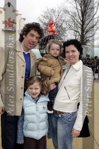 Biddingshuizen 25 maart 2005
opening Walibi World.
Gianni Romme met zoon en vrouw en vriendinnetje