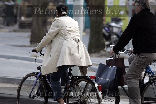 Amsterdam 26 maart 2005
Guus Hiddink met zijn vriendin op de fiets in Amsterdam