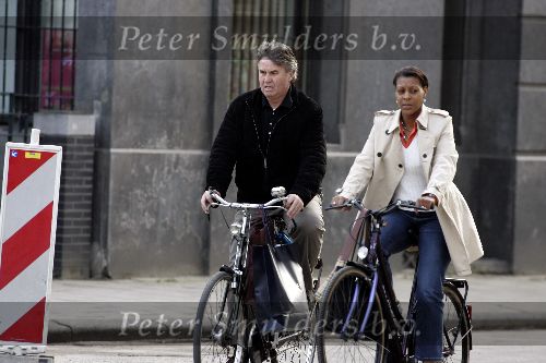 Amsterdam 26 maart 2005
Guus Hiddink met zijn vriendin op de fiets in Amsterdam