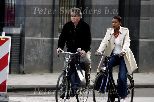 Amsterdam 26 maart 2005
Guus Hiddink met zijn vriendin op de fiets in Amsterdam