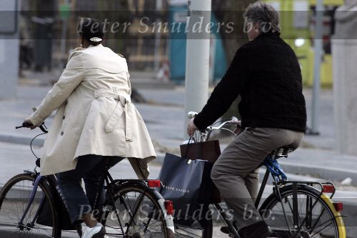 Amsterdam 26 maart 2005
Guus Hiddink met zijn vriendin op de fiets in Amsterdam