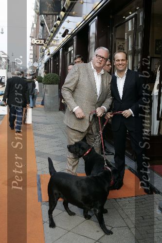 Amsterdam 26 maart 2005
Bn ers verkopen bij Oger voor Orange Babies. 
Guus Verstraete en Carlo Boszhard met honden