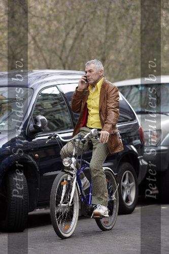Amsterdam 24 maart 2005
Hans Dagelet op fiets met gsm