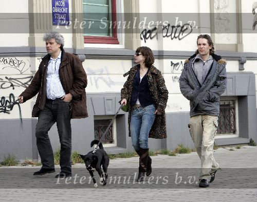 Amsterdam 16 maart 2005
Hans Teeuwen Theodoor Holman en Tara Elders wandelen met honden