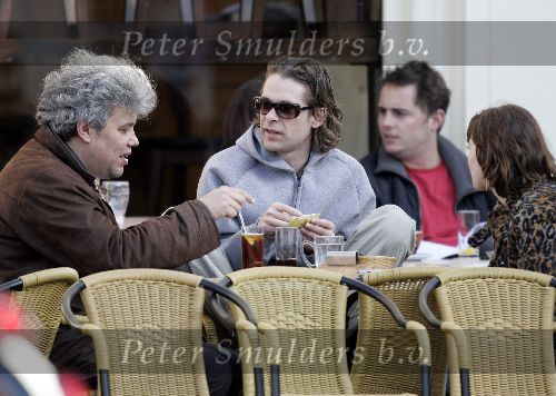 Amsterdam 16 maart 2005
Hans Teeuwen Theodoor Holman en Tara Elders wandelen met honden