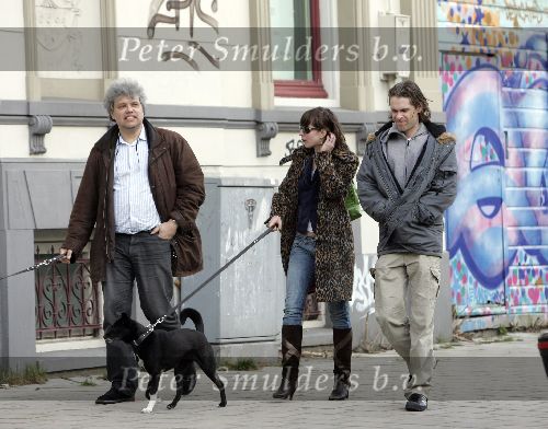 Amsterdam 16 maart 2005
Hans Teeuwen Theodoor Holman en Tara Elders wandelen met honden