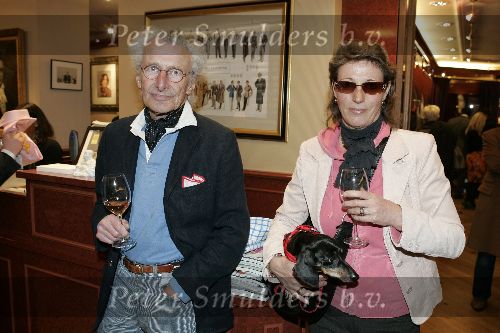 Amsterdam 26 maart 2005
Bn ers verkopen bij Oger voor Orange Babies. 
Harry Mulisch met vrouw en hondje