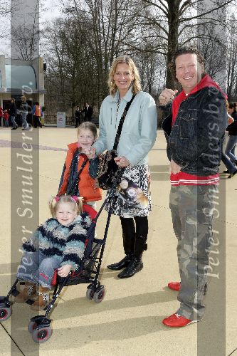 Biddingshuizen 25 maart 2005
opening Walibi World.
Henkjan Smits met gezin