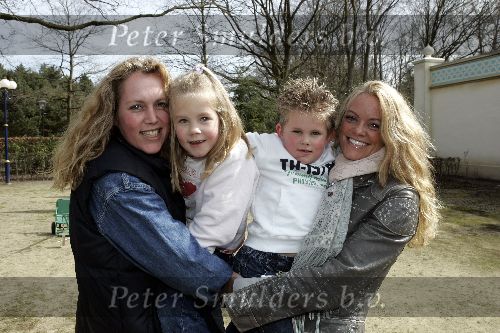 Kaatsheuvel  20 maart 2005
10 jaar princess in de efteling.
Inge de Bruijn met zus en neef en nichtje