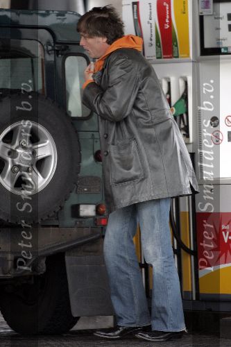 Amsterdam 15 maart 2005
Jeroen Pauw in jeep bij benzinestation.