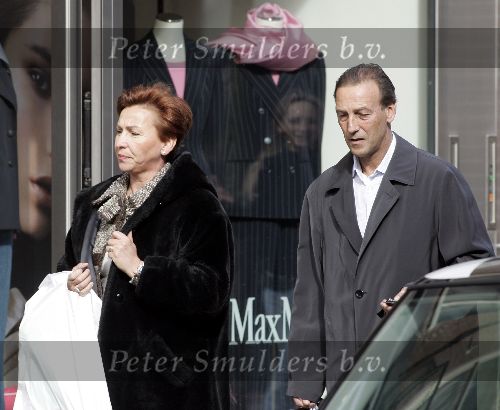 Amsterdam 16 maart 2005
Johan Neeskens winkelen met zijn vrouw op de pc Hooftstraat