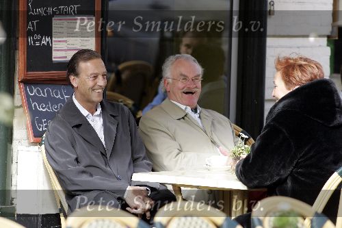 Amsterdam 16 maart 2005
Johan Neeskens winkelen met zijn vrouw op de pc Hooftstraat