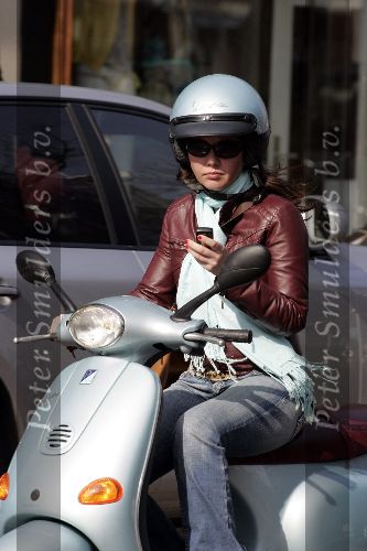 Amsterdam 24 maart 2005
Josefine v Asdonk op  Vespa scooter met gsm