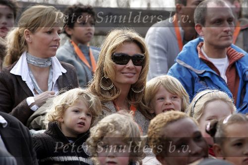 Biddingshuizen 25 maart 2005
opening Walibi World.
Leontine Borsato met Luca en Senna