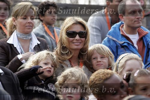 Biddingshuizen 25 maart 2005
opening Walibi World.
Leontine Borsato met Luca en Senna