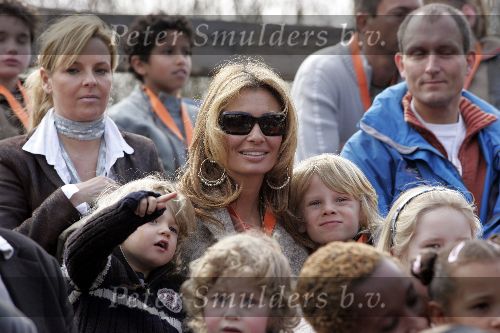 Biddingshuizen 25 maart 2005
opening Walibi World.
Leontine Borsato met Luca en Senna