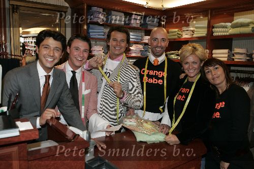 Amsterdam 26 maart 2005
Bn ers verkopen bij Oger voor Orange Babies. 
Leco v Zadelhoff Caroline Tensen Sander Lusink Martijn Lusink en Maik de Boer