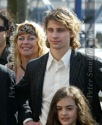 Amsterdam 21 maart 2005
Trouwen Henk Schiffmacher en Louise.
Manuela Kemp met vriend?????