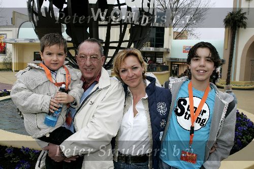 Biddingshuizen 25 maart 2005
opening Walibi World.
Mariska v Kolck met neefje (r) en vader en halfbroer