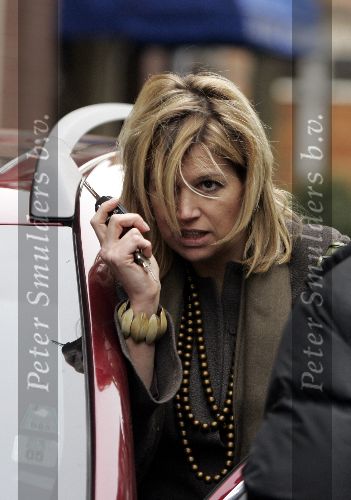 Amsterdam 18 maart 2005
Maxima zwanger op bezoek bij een vriendin. Maxima is bij cafe Bond geweest in de Valeriusstraat. BMaxima stapt in auto van Prins Willem Alexander.