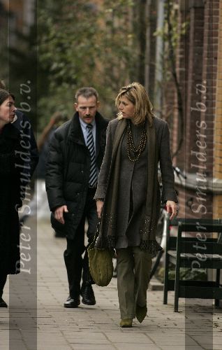 Amsterdam 18 maart 2005
Maxima zwanger op bezoek bij een vriendin. Maxima is bij cafe Bond geweest in de Valeriusstraat. Beveiliging